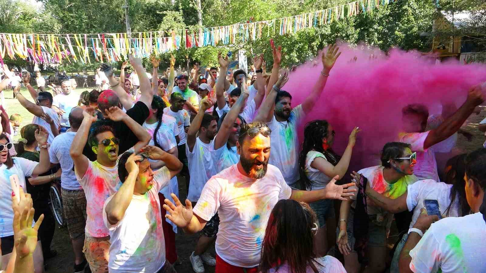 İranlı Turistler Van'da Boya ve Su Festivalinde Eğlendi