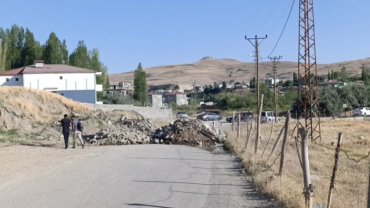 Van Edremit’te İki Mahalleyi Bağlayan Yolun Kapatılması Üzerine Açıklama