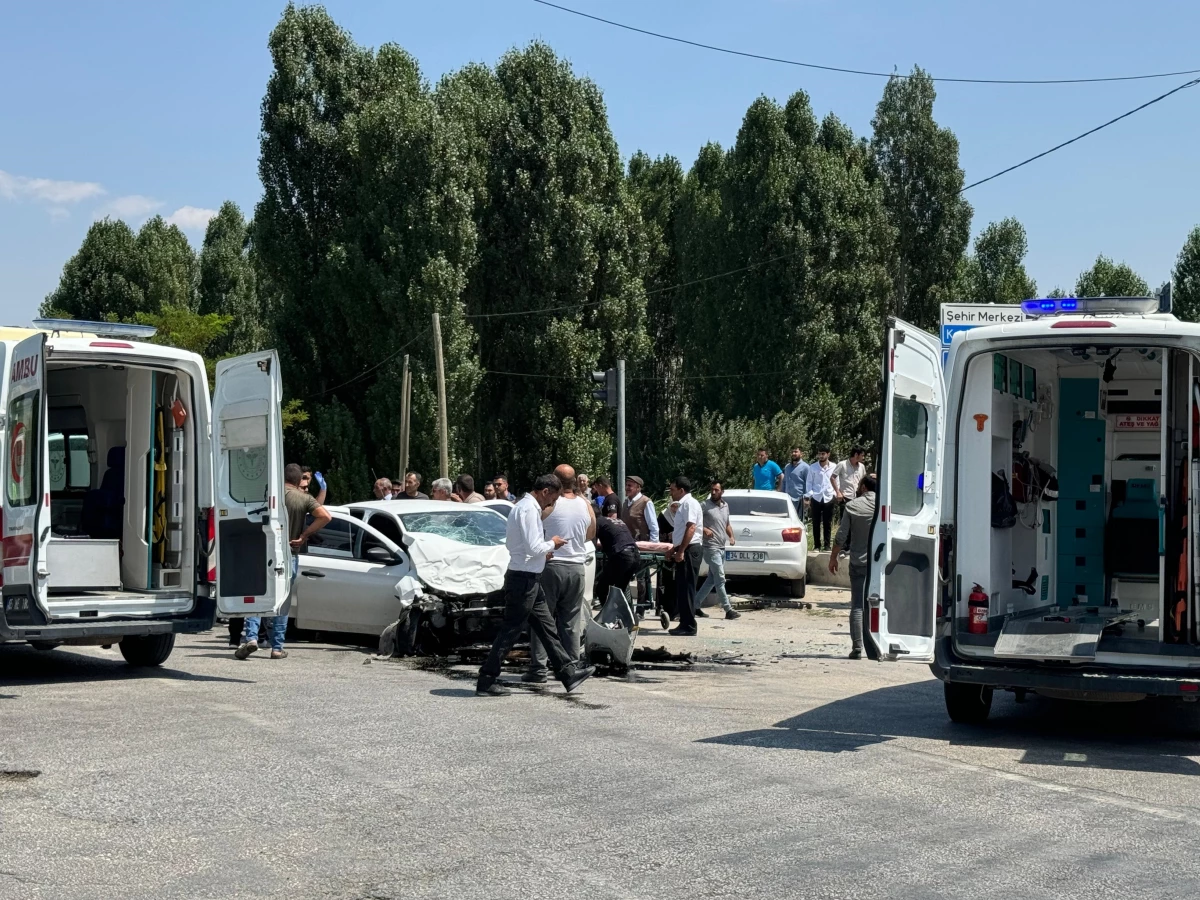 Gürpınar'da kavşakta kaza: 4 kişi yaralandı