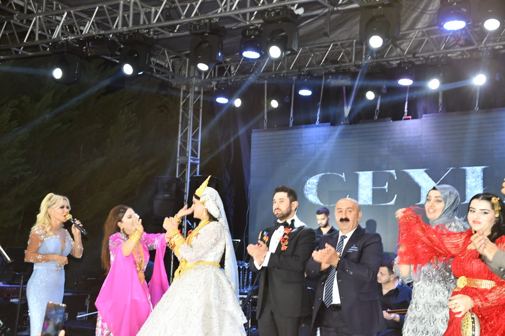 Ertuş Aşiretinin Görkemli Düğününde: Ceylan Sahne Aldı