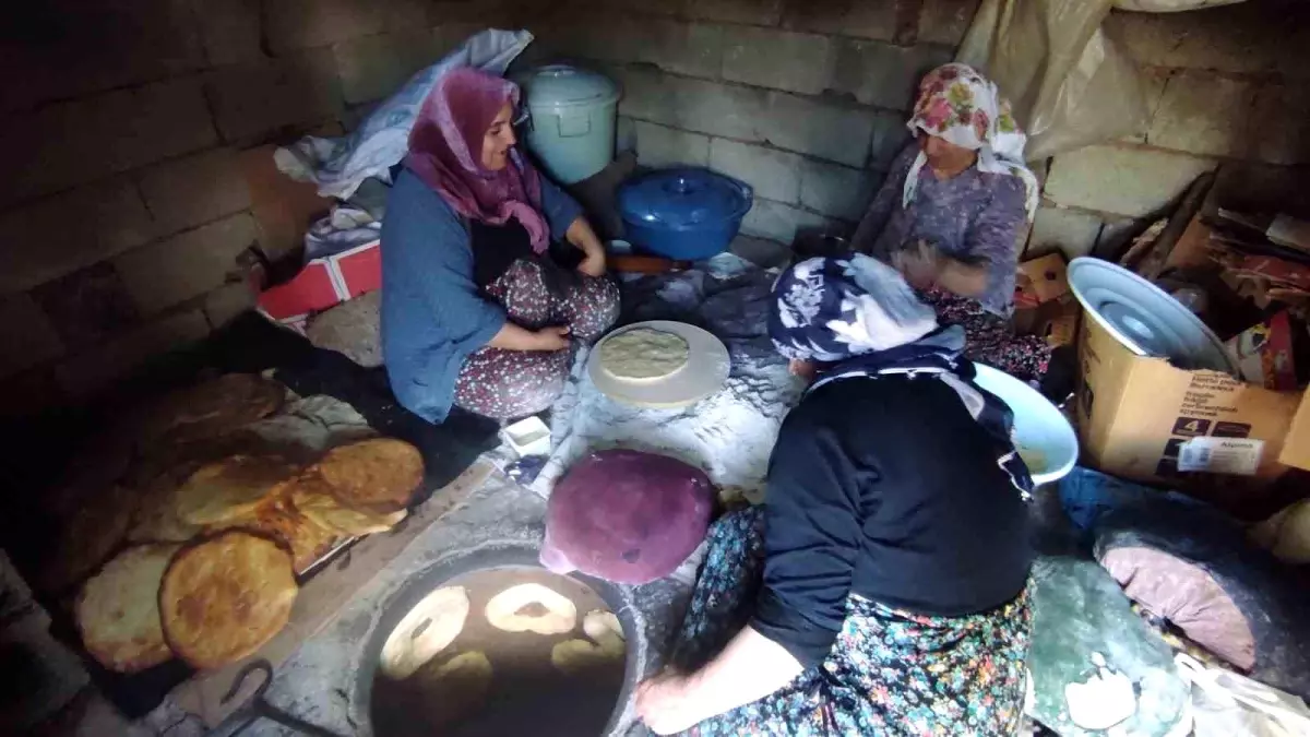 Van’ın Gevaş İlçesinde Tandır Ekmeğine Yoğun Talep