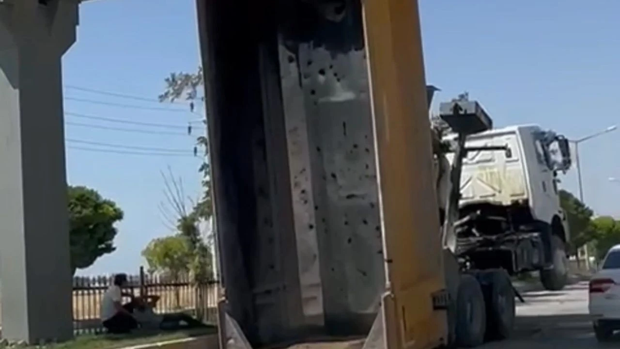 Van’da Damperli Kamyon Üst Geçide Takıldı!