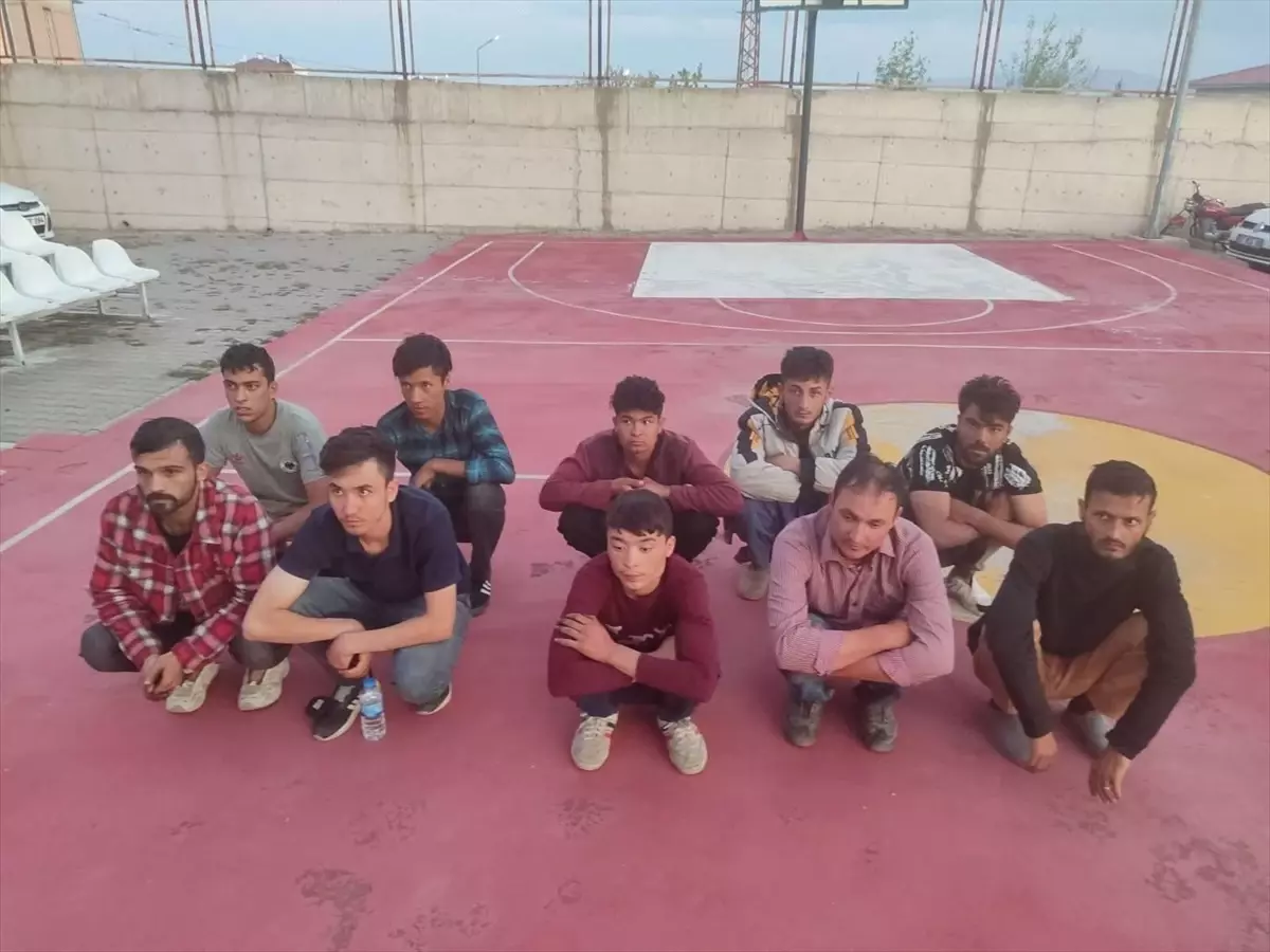 Van Erciş’te 10 Düzensiz Göçmen Yakalandı: Göçmen Kaçakçısı Tutuklandı