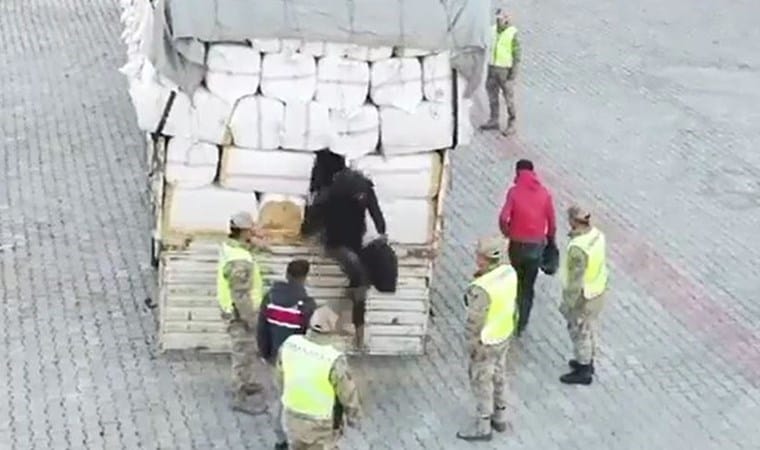 Van'da Saman Yüklü Tırda 36 Düzensiz Göçmen Yakalandı!