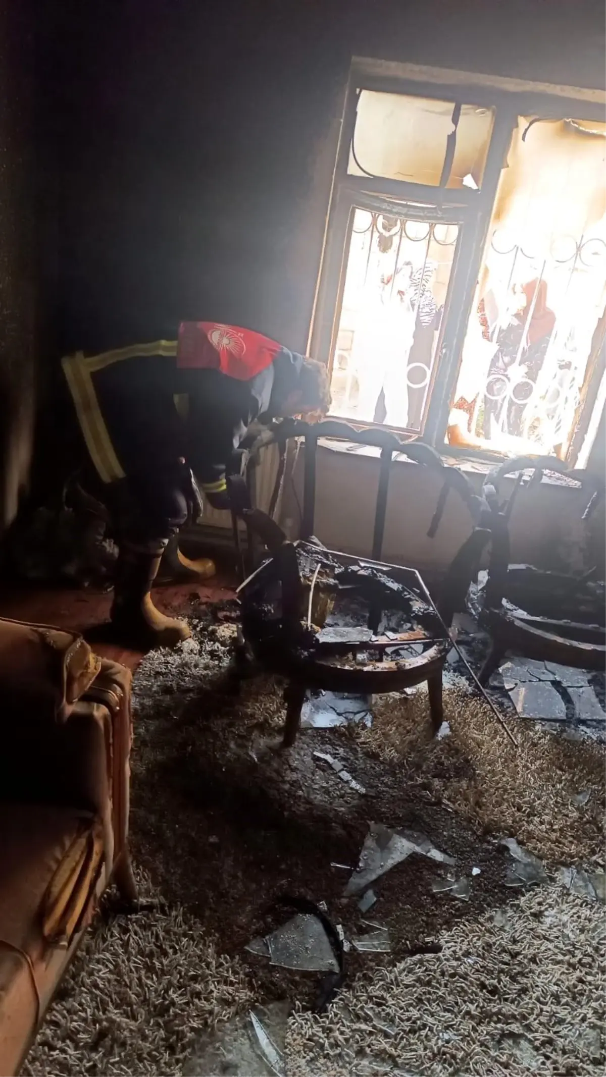 Tuşba’da Yangın Felaketi: Bir Ev Kül Oldu