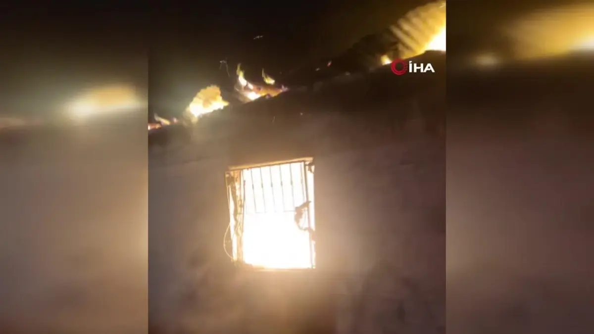 Van Tuşba'da Yangın: Bir Ev Kül Oldu