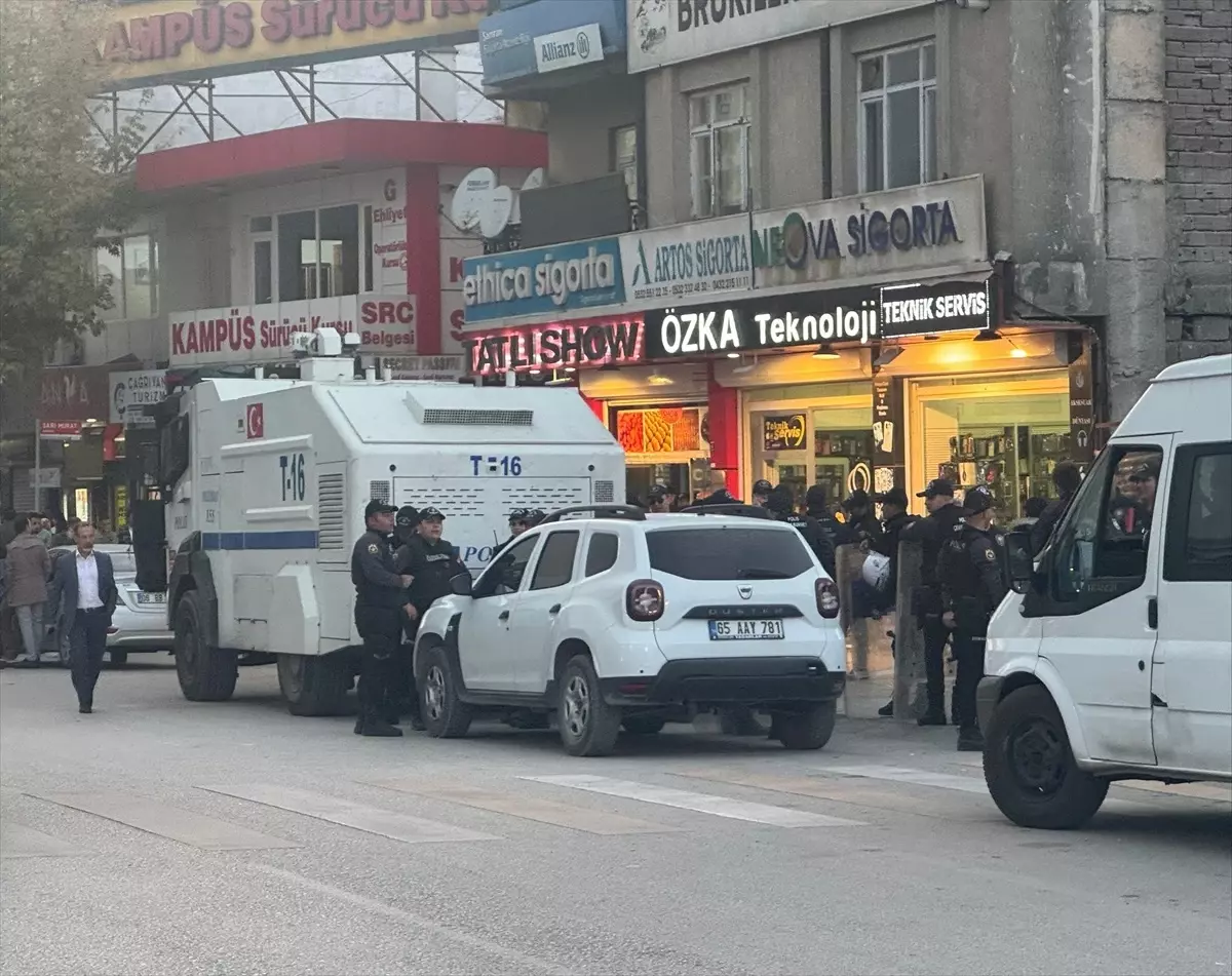 Van'da Taşlı Sopalı Kavga: Polis Müdahale Etti