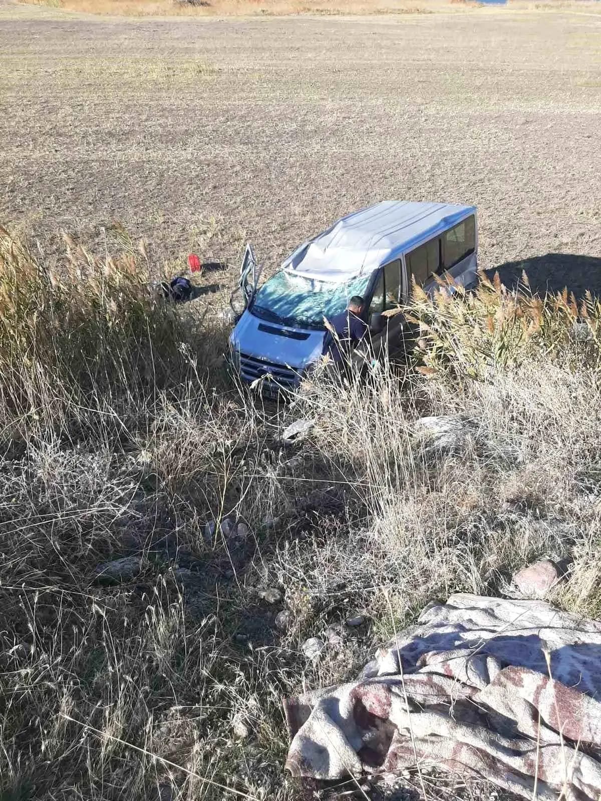 Muradiye'de Minibüs Tarlaya Uçtu: 1 Yaralı