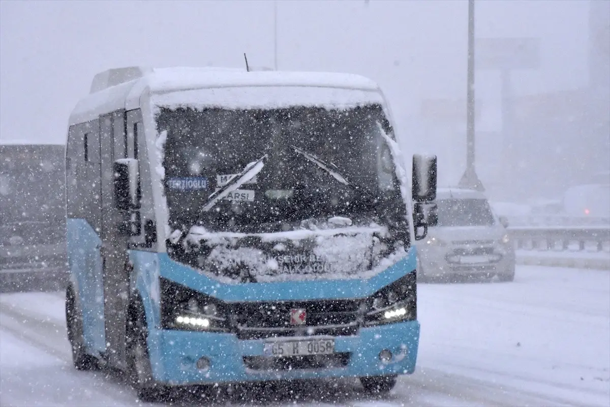 Van'da Kar Yağışı Ulaşımı Olumsuz Etkiledi