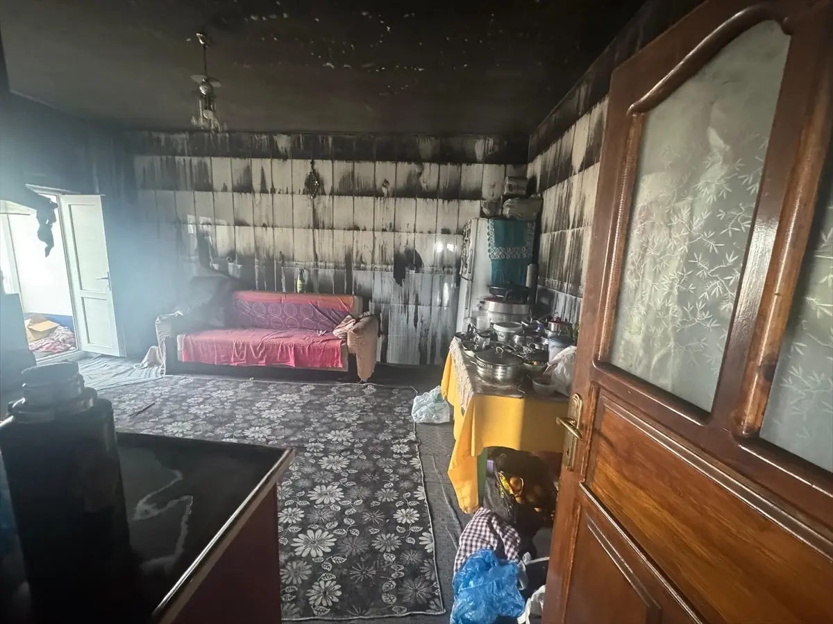 Tuşba’da Yangın Felaketi: İki Katlı Ev Kullanılamaz Hale Geldi