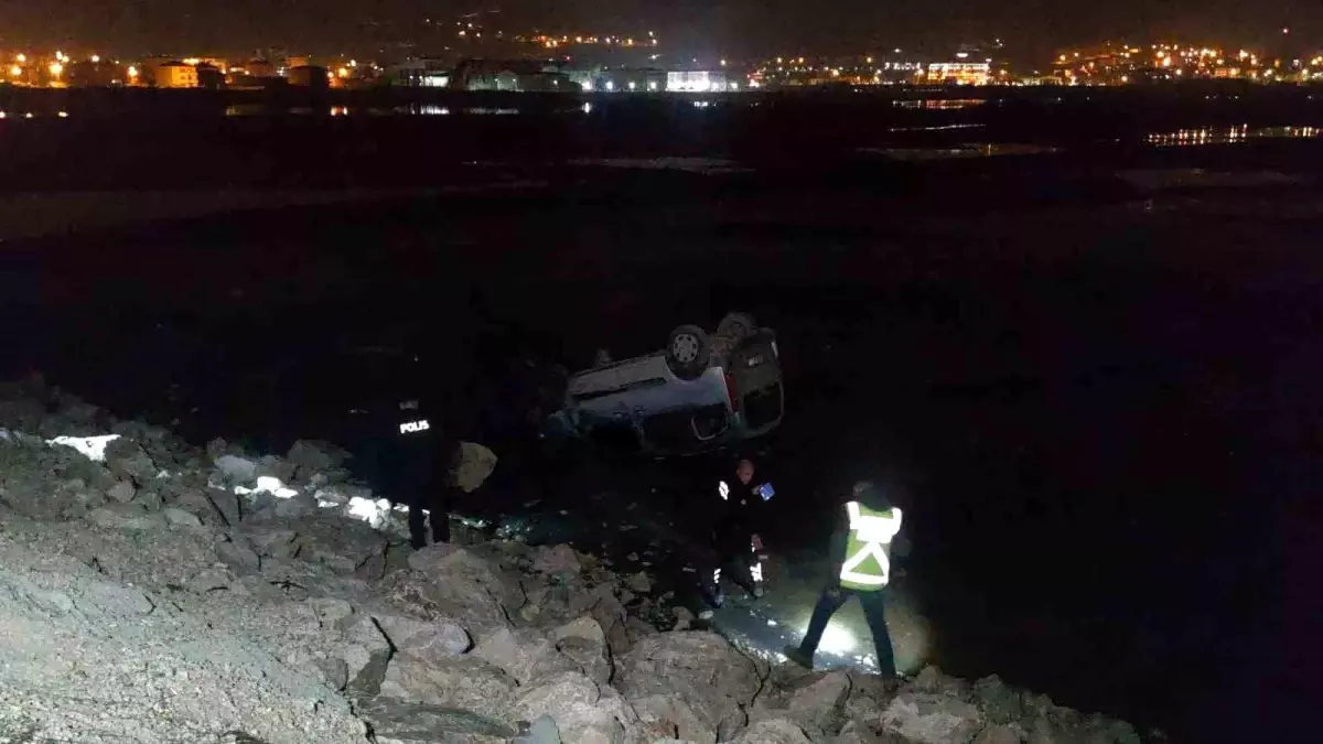 Kamyonet Van Gölü’ne Uçtu: 2 Yaralı