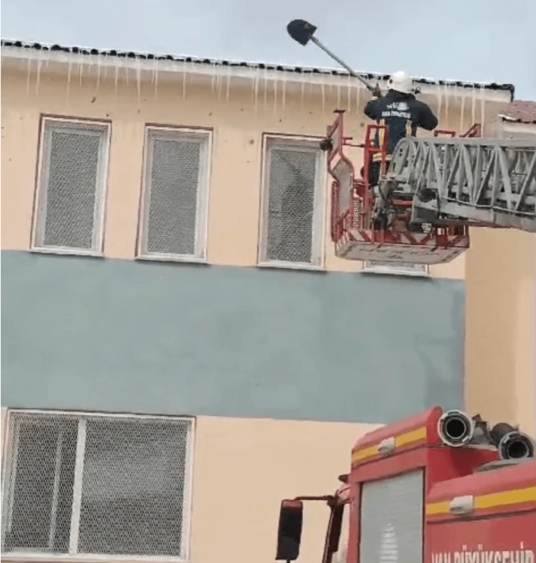 Van’da Tehlike Saçan Buz Sarkıtları Temizlendi