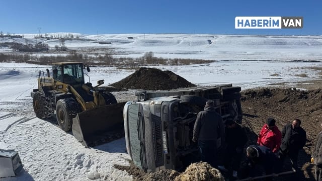 Başkale'de devrilen kamyonda hasar oluştu