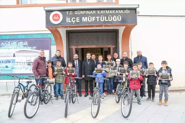 Gürpınar’da "Tatilde Camiye Gel, Hediyeni Kap"