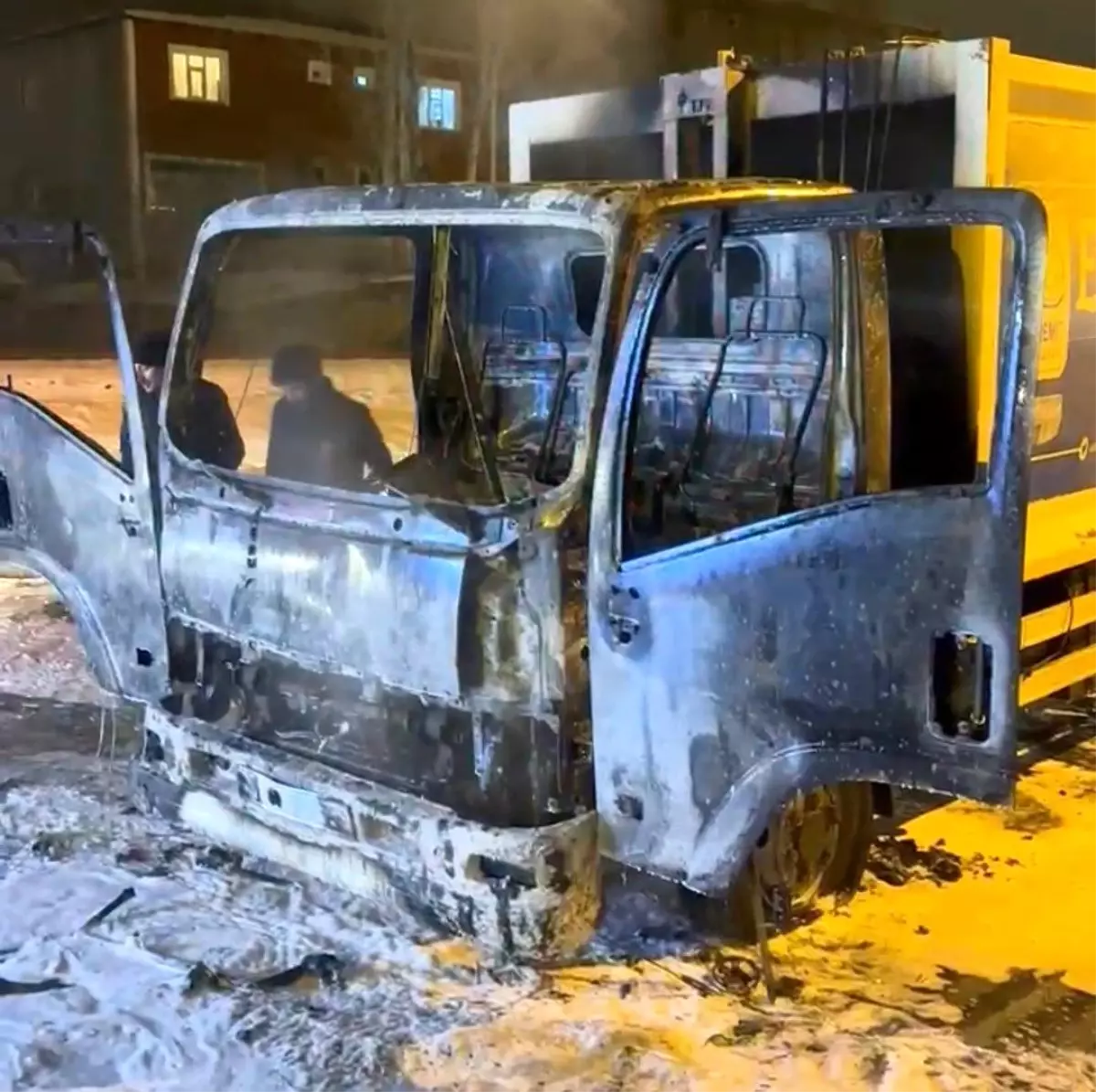 Van’da Çöp Kamyonu Küle Döndü! Havai Fişek Yangın Çıkardı