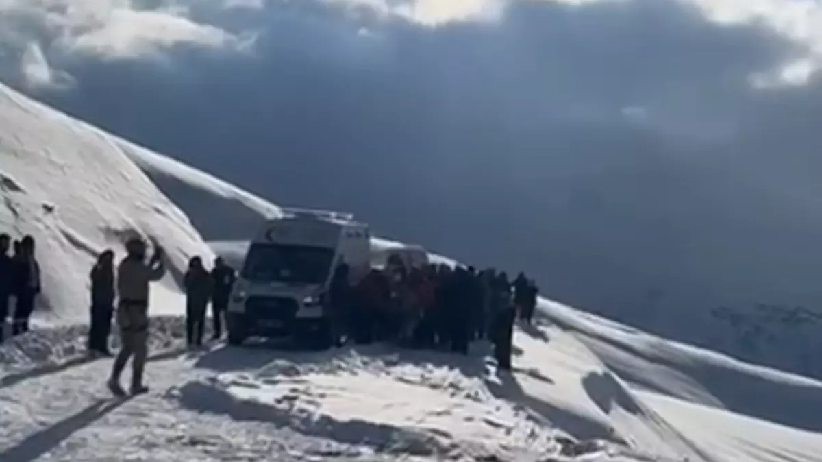 Bahçesaray’da İş Makinesi Şarampole Yuvarlandı