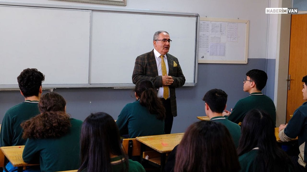 Van'da 36 yıl önce mezun olduğu lisede 4 yıldır müdürlük yapıyor