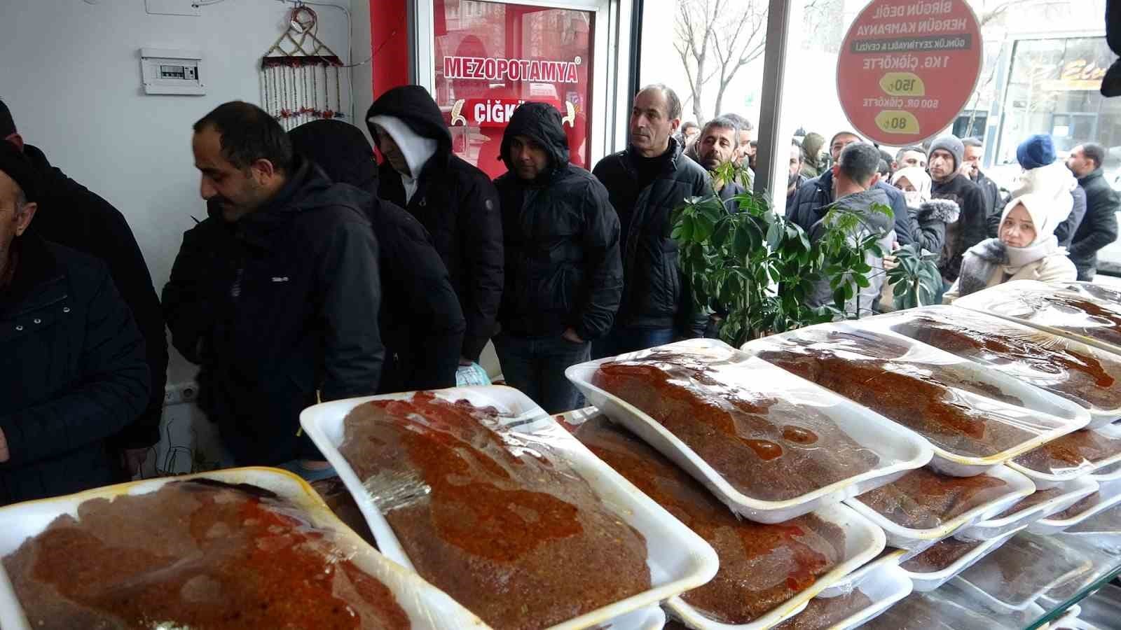 Van’da İftara Çiğ Köfte Kuyruğu!