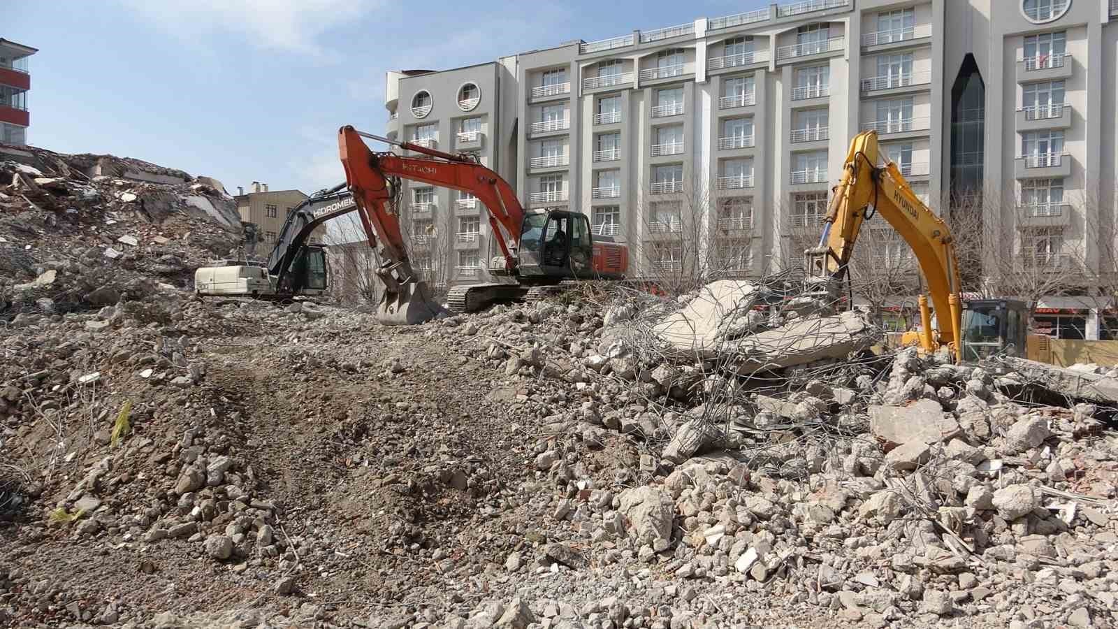 Van’da Deprem İzleri: 8 Katlı Hasarlı Bina Kontrollü Yıkıldı