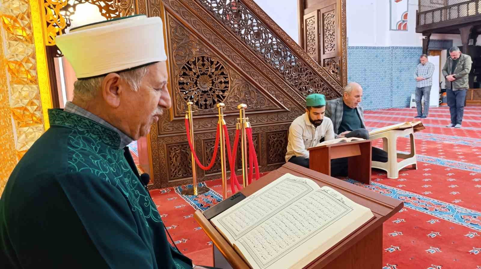 Hüsrev Paşa Camii'nde Asırlık Mukabele Geleneği Devam Ediyor