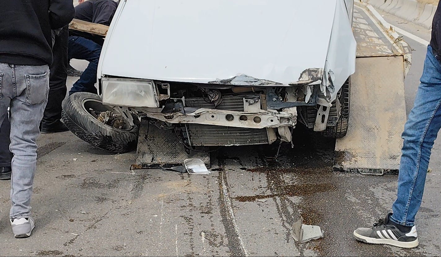 Erciş’te Otomobil Tıra Çarptı: 1 Yaralı