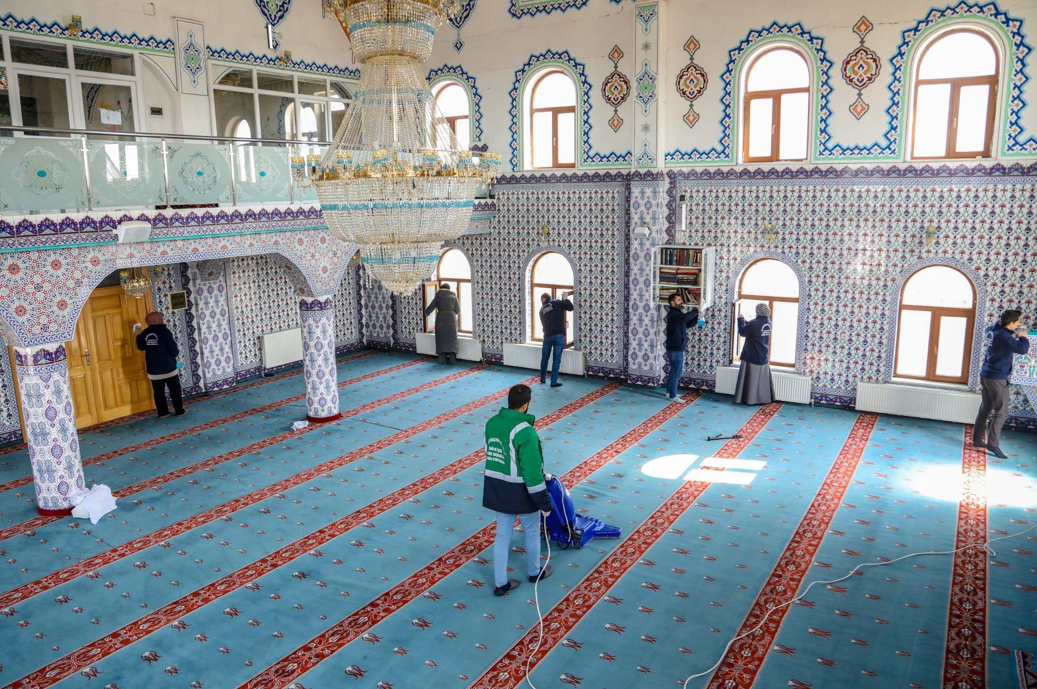 Van Büyükşehir Belediyesi Camilerde Temizlik Çalışması Başlattı