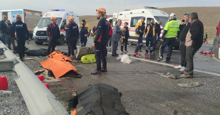 Van'da feci kaza! Yolcu minibüsü ile kamyonet çarpıştı: 6 ölü var!