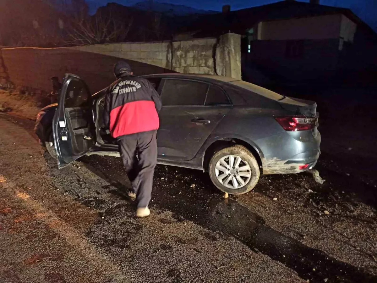 Van’da Otomobil Duvara Çarptı: 3 Kişi Yaralandı