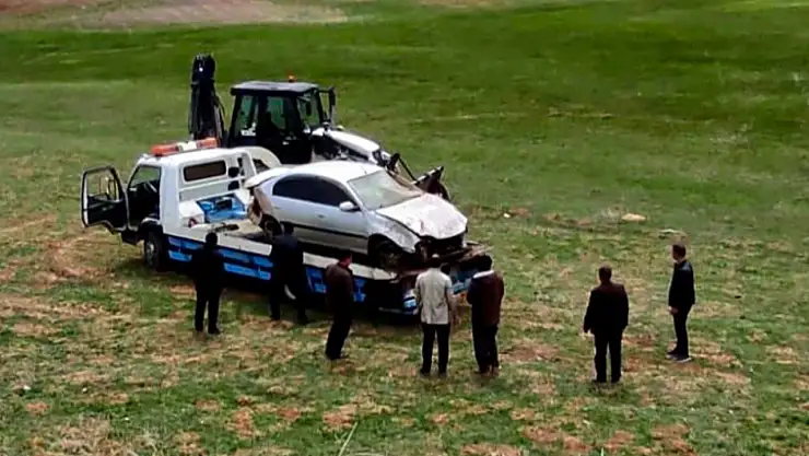Başkale'de Şarampole Yuvarlanan Araç Korkuttu: Neyse ki Can Kaybı Yok!