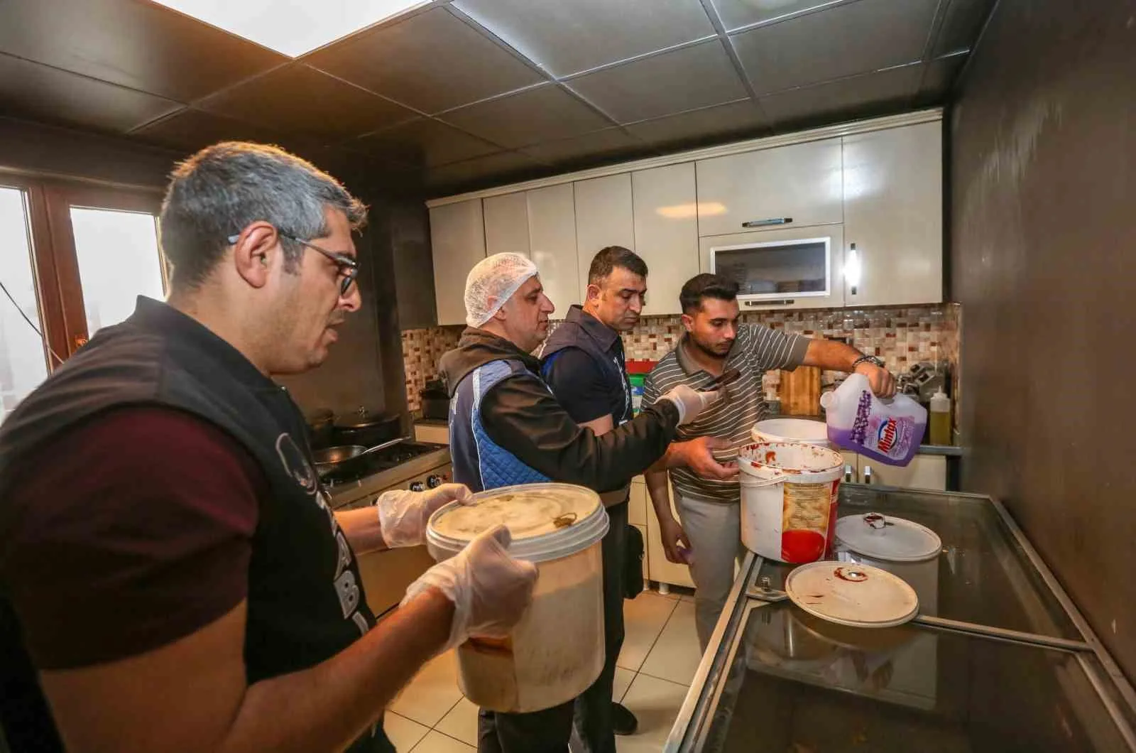 Van'da Kafelerde Hijyen Denetimi: Tarihi Geçmiş Ürünler İmha Edildi