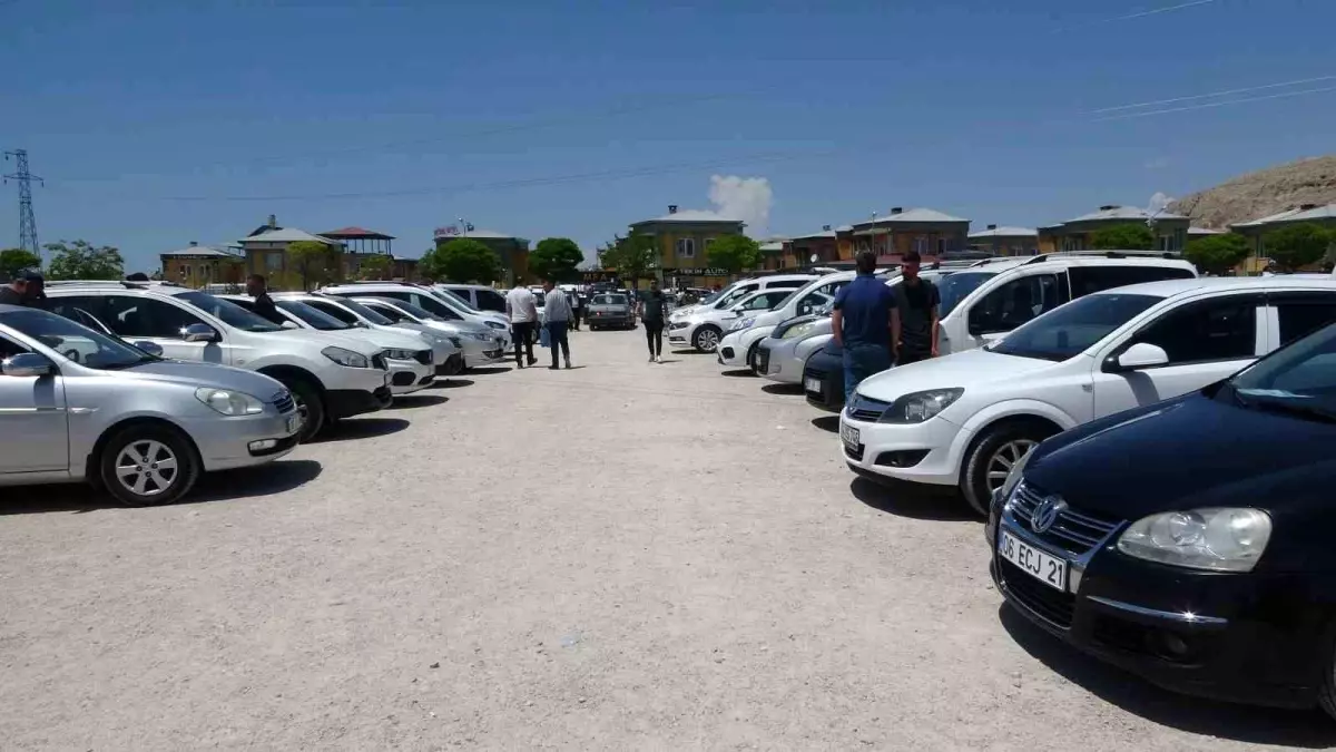 Tuşba Oto Pazarı Dolu Ama Boş: Satıcı Çok, Alıcı Yok!