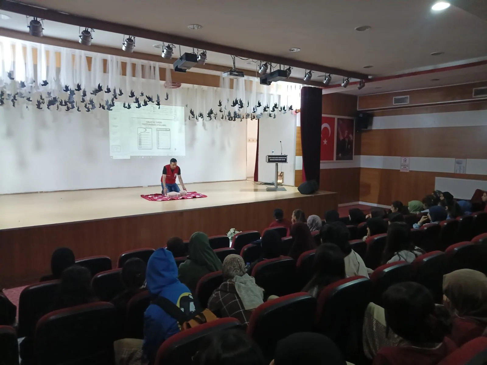 Kızılay’dan Eğitime Destek: Erciş'te Öğrencilere İlk Yardım Semineri