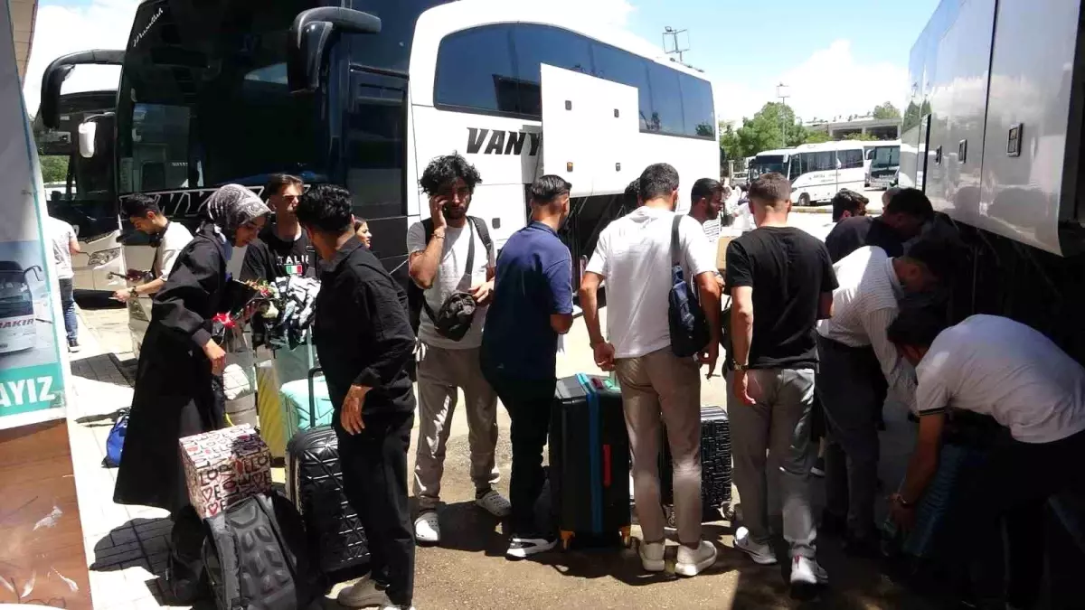 Van Otogarı ve Havalimanında Bayram Yoğunluğu: Ek Seferler, Yüksek Fiyatlar