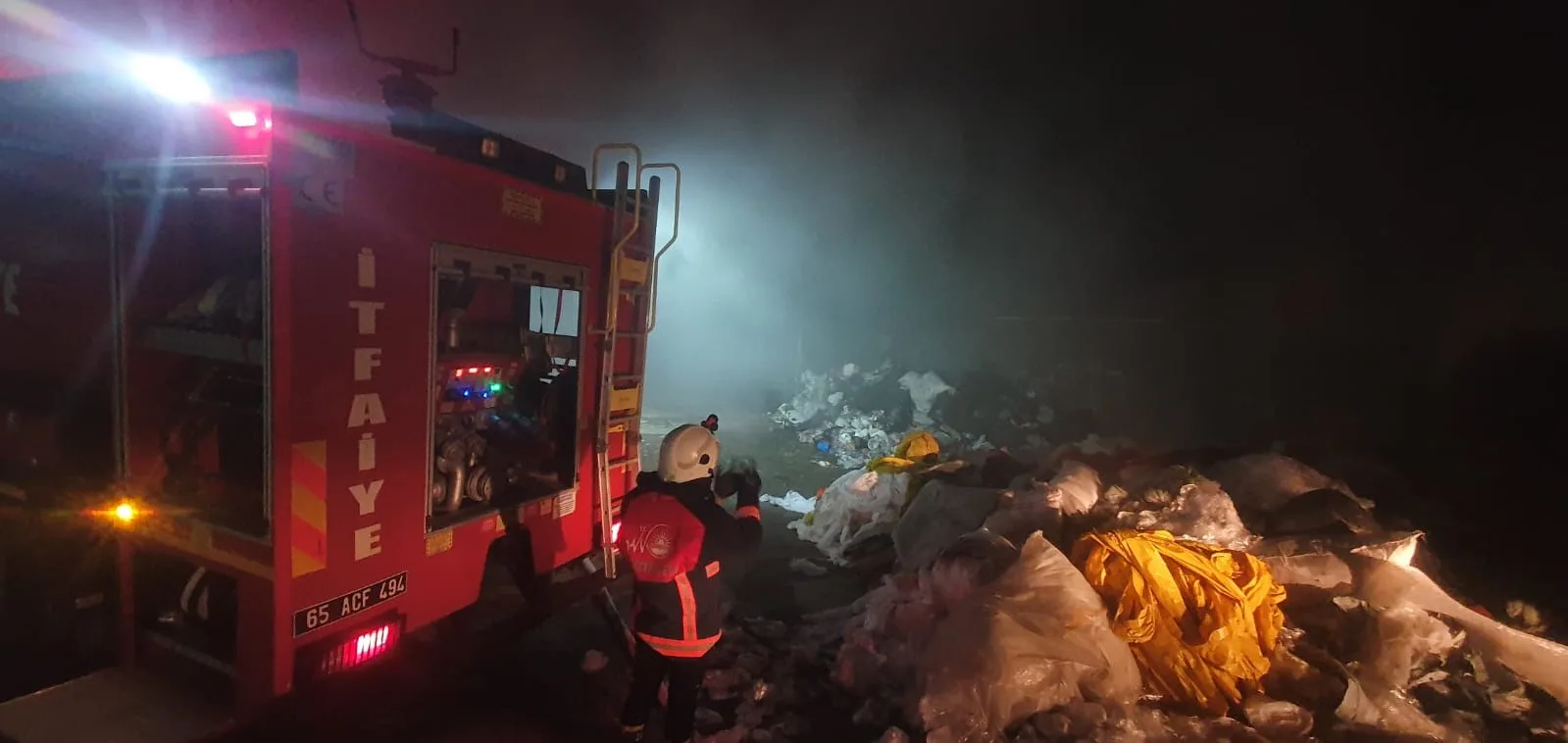 Van’da çöp toplama merkezinde yangın paniği