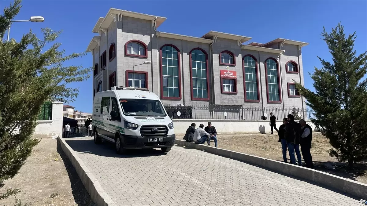 Van’da Silahlı Saldırıda Hayatını Kaybeden Anne ve İki Oğlu Toprağa Verildi